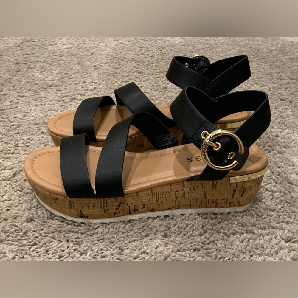 GUESS 2-inch wedge sandals. Size: 6.